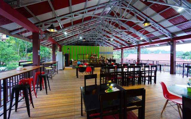 OYO 1254 Golden Lake Resort
