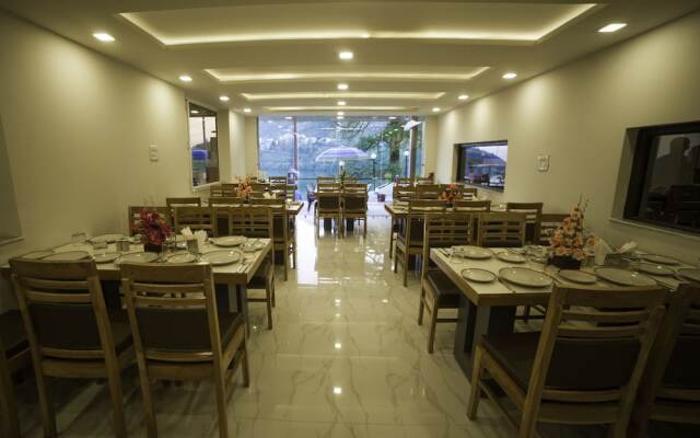 Royal Rosette Lake View Boutique Hotel