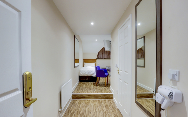 Gissons Hotel by OYO Rooms