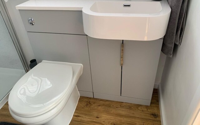 Modern 1-bed Apartment in Caldicot, Self Check in