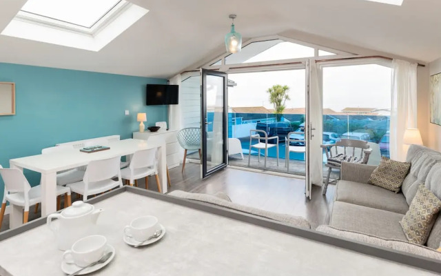 Seaside 3Bd Retreat With Balcony & Stunning Views