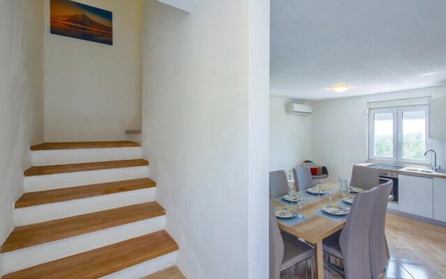 Amazing Home in Sutivan With Wifi and 3 Bedrooms