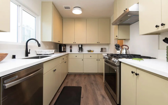 Stylish Apartment near Dodger St
