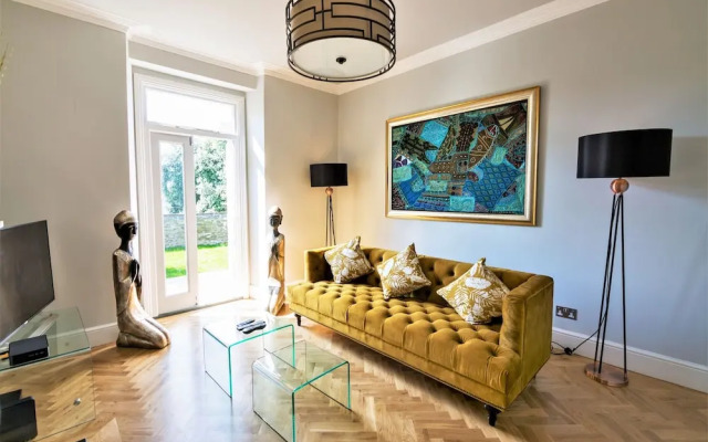 Stylish York Gardens Apartment