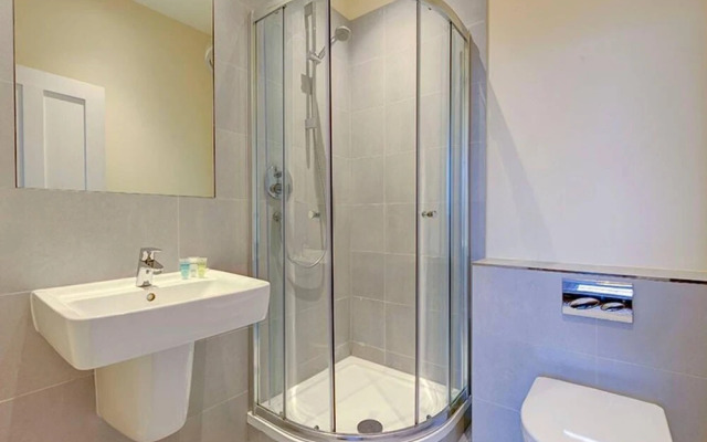 Modern 3 Bed Apartment Next to the Park - 210a