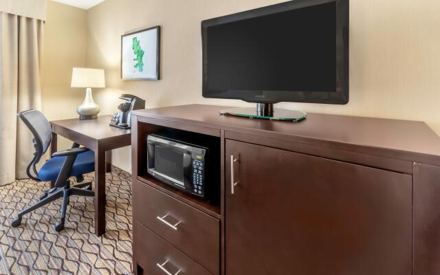 Holiday Inn Hotel & Suites-Milwaukee Airport by IHG
