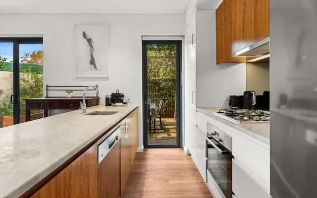 Spacious 2-bed Retreat With BBQ & Courtyard