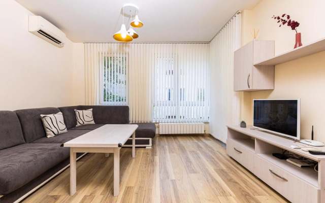 Stylish 2BD Apartment with a Nice Cozy Terrace