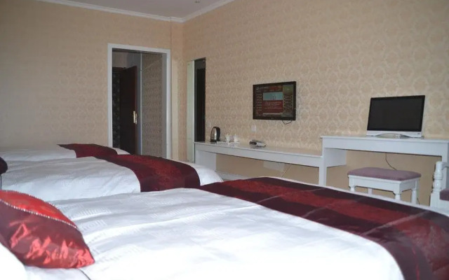 Yining Huarui Business Hotel