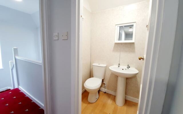 Bright Airy Home With Free Parking