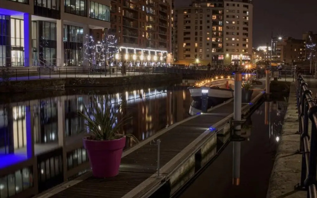 Modern Deluxe Leeds City Apt Balcony View