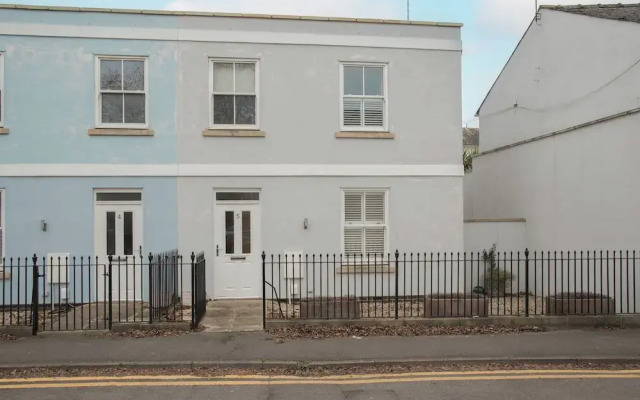 Stunning 2 BD with Patio & Free Parking