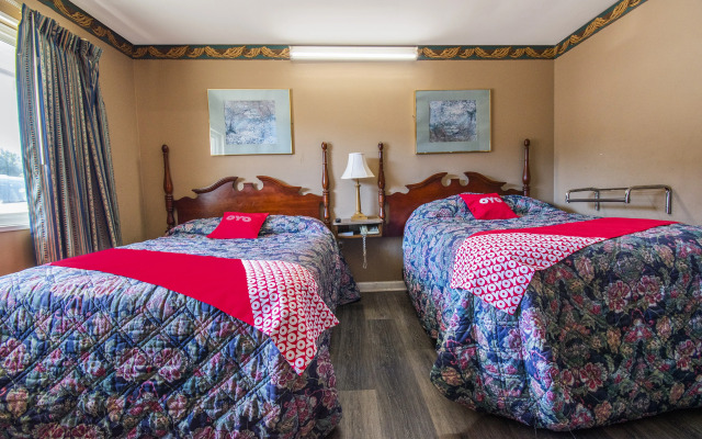 OYO Hotel Calhoun, GA I-75