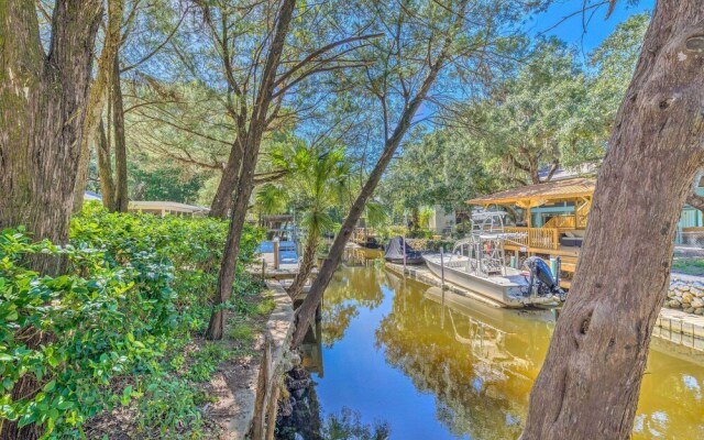 Canalfront Homosassa Escape w/ Private Dock!