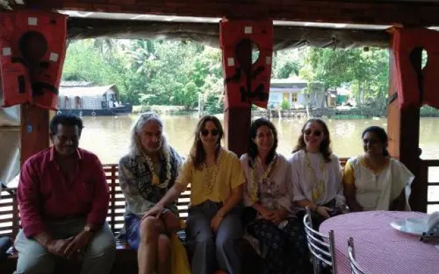 Backwater Retreat Houseboat