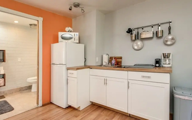 Bright & Cozy Mid Town Zen Yard Studio!