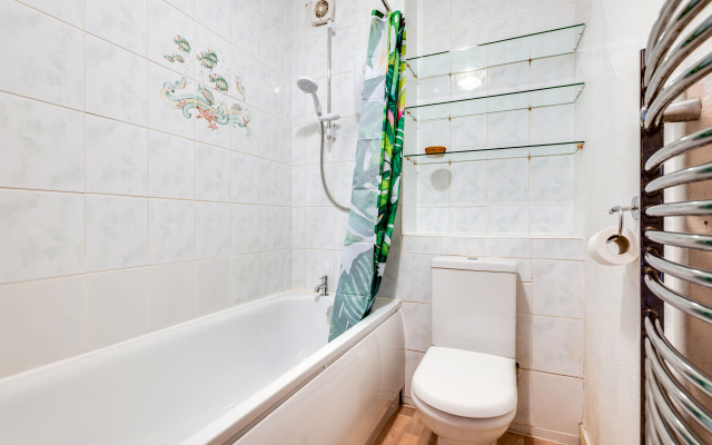 Top-Floor Bright & Sunny 3-Bedroom Flat (sleeps 4)