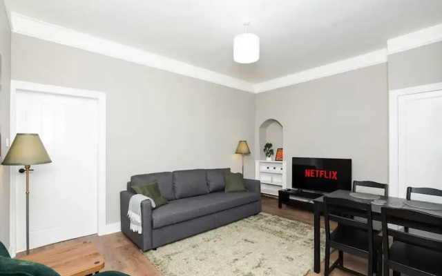 2 Bedroom Flat - Free Parking