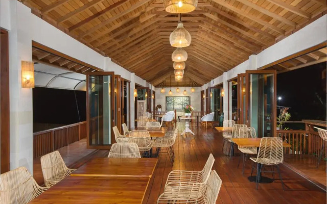 Giriwood Hotel & Villa