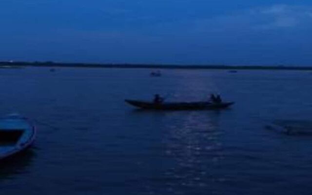 On The Ghat By Howdy Hostels
