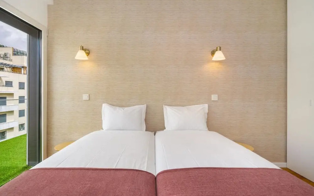 Urban Retreat W/Parking, Elevator & Ac By Benfica Stadium