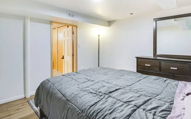 Pet-friendly Abode, 2 Mi to Dtwn Evanston!