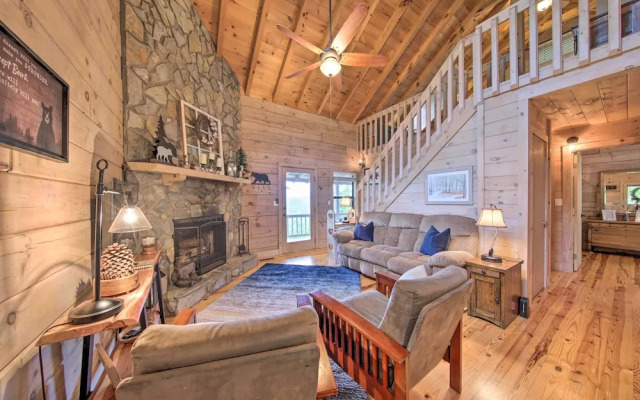 Treetop Hideout w/ Long-range Mountain Views!