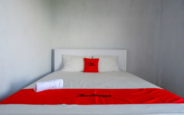 RedDoorz near STIKES Toraja
