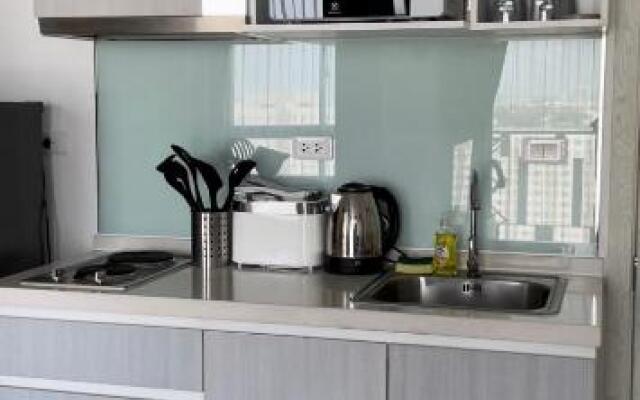 Breezy room with balcony view Sukhumvit77