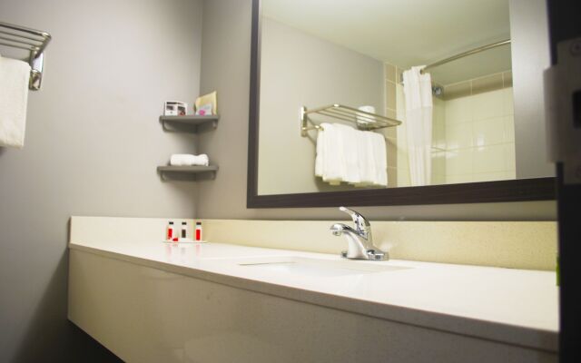Ramada By Wyndham Edmonton Yellowhead Nw