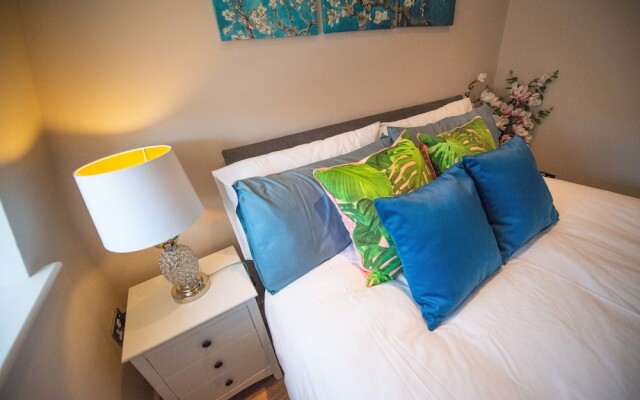 Luxury Central Reading Apartment 1 bed. Satellite TV. Wi-Fi