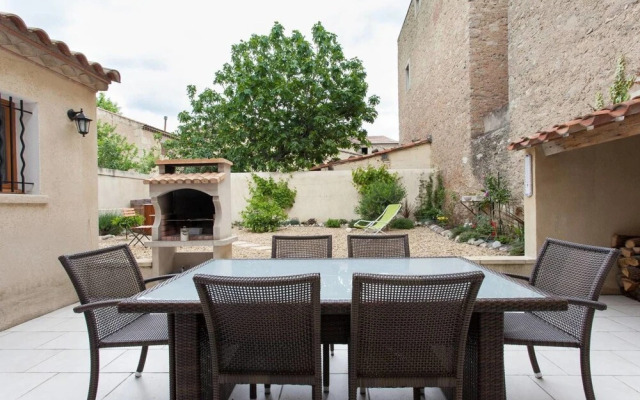 Hirondelle in Charming Village