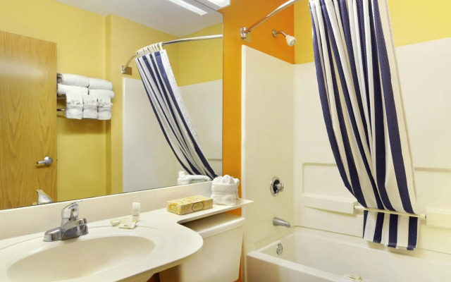 Hometown Inn & Suites Jacksonville - Butler Blvd./Southpoint