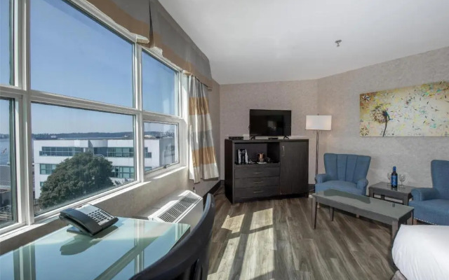 Coast Lonsdale Quay Hotel