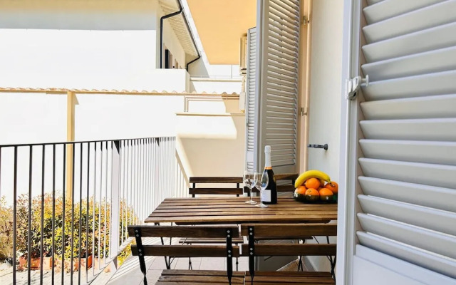 Moderno Bilocale con Terrazzo e Parcheggio