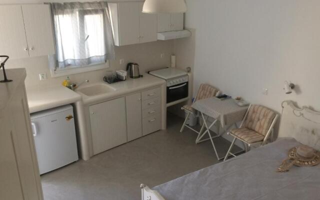 Plori Studios and Apartments