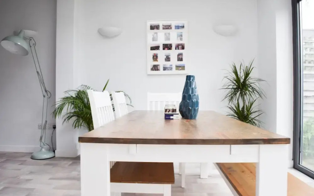 Large 3 Bedroom Family Home in Tooting