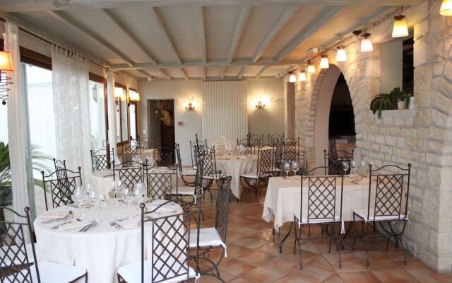 Logis Hôtel Domaine les Falaises