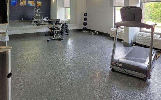 Econo Lodge Inn & Suites Outlet Village