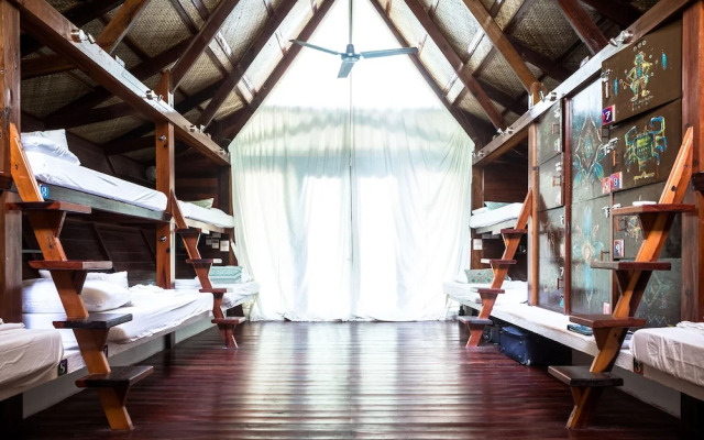 Harana Surf Resort - Hostel