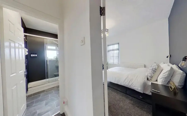 Salford-house-sleeps6-parking-garden-wifi