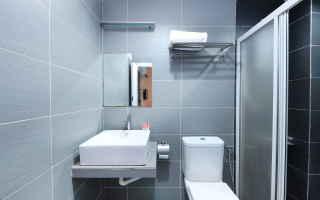 OYO 246 Link Inn (Sanitized Stay)