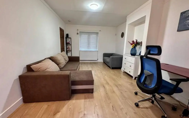 Spacious 3-bed House With car Park Near Heathrow