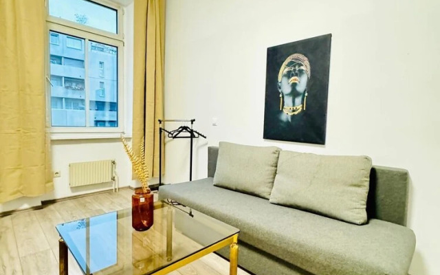 Bright 3BR Appt Steps from FAC Platz