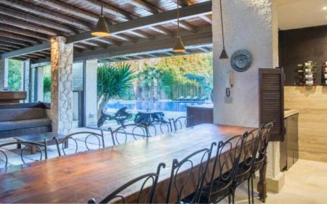 La Villa Apartments
