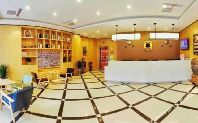 Super 8 Hotel (Luonan New Bus Station)