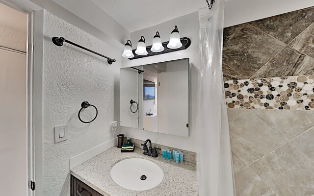 Hawaiian Monarch 1604 Condo by RedAwning