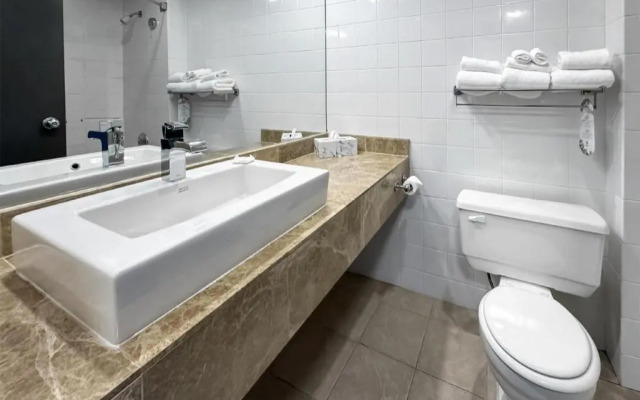 Coast Lonsdale Quay Hotel