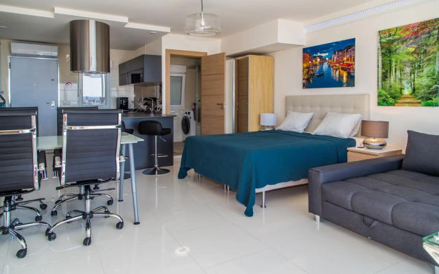 First Line P. Banus Sleeps 4