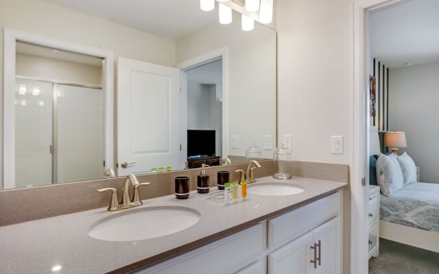 Contemporary Home w/ Private Pool& Spa!